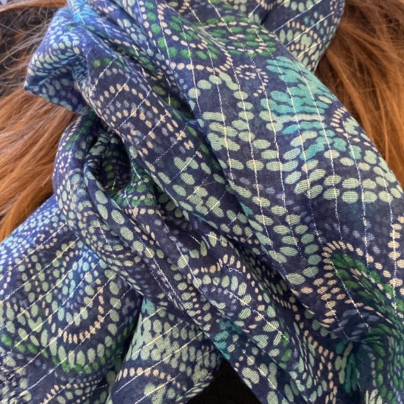 ๐ Beautiful paisley print scarf - Picture 3 of 4